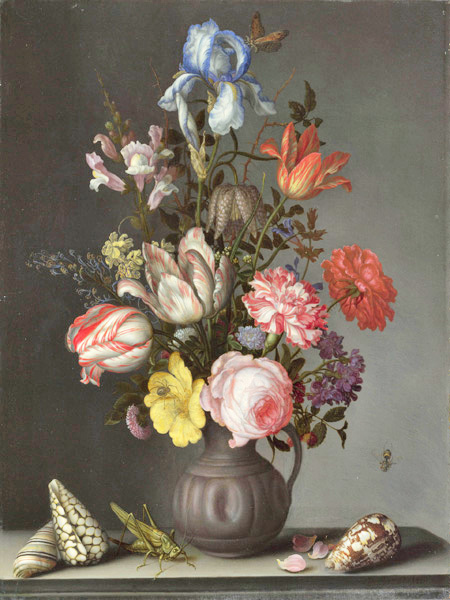 Цветы в вазе с ракушками и насекомыми