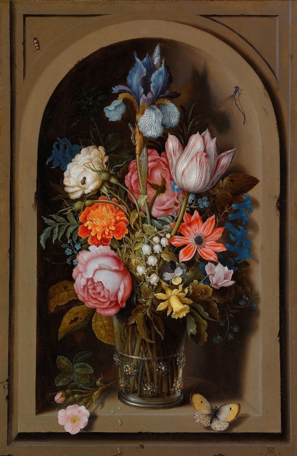 Цветочный натюрморт в стеклянной вазе