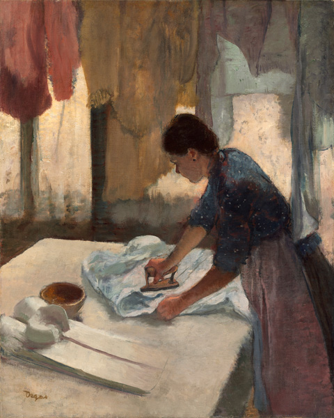 Женщина гладит бельё