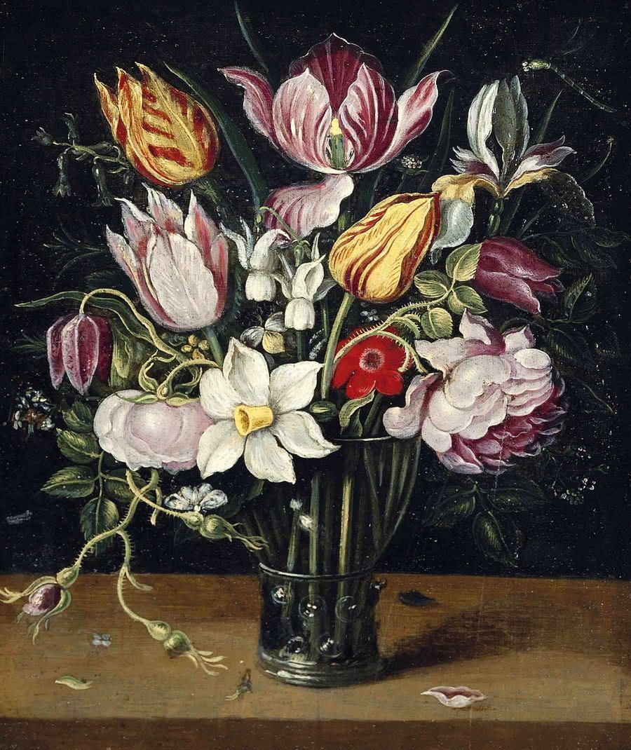 Тюльпаны, розы, нарциссы и другие цветы в стеклянном ремере на выступе