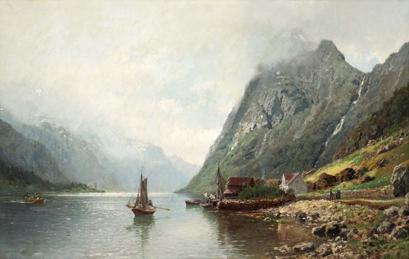 Норвежский фьорд среди заснеженных горных вершин